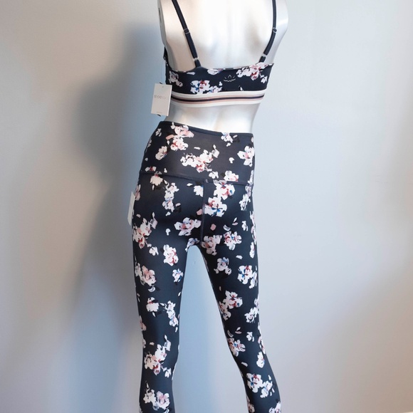 Consigned* NWT Beyond Yoga Navy Floral Top and Bottom Set, Sz Sm - Picture 2 of 7